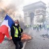 Fransa’da akaryakıt zammı ortalığı karıştırdı: Sarı yelekliler polisle çatıştı