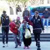 Hırsızlıktan tutuklanan 2 kadın, cezaevine çocuklarıyla ... Hırsızlıktan tutuklanan 2 kadın, cezaevine çocuklarıyla ...