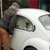 Bekaretini Volkswagen Beetle'a kaybeden adam Bekaretini Volkswagen Beetle'a kaybeden adam