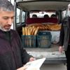 Ercişli fırıncı, ekmek servisi yaptığı müşterilerine ...