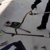 İtfaiye ekipleri yılanı sıkıştığı yerden çıkarttı