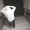 Ev sahibinin silahla hırsızları kovalaması kamerada Ev sahibinin silahla hırsızları kovalaması kamerada