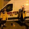 Deprem bölgesinde, sağlıkçılar için ambulans kapısına ...