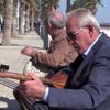 Sokak müzisyeni Recai ve Zekai kardeşlerin "eğlendiren" ... Sokak müzisyeni Recai ve Zekai kardeşlerin "eğlendiren" ...