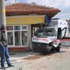 Otomobille çarpışan ambulans, bilet satış gişesine daldı: 6 yaralı