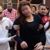 Eşini sokak ortasında dövüp hastanelik etti