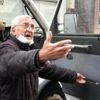 Köpeğini saatlerce araçta bırakan adam gazetecileri tehdit etti Köpeğini saatlerce araçta bırakan adam gazetecileri tehdit etti