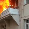 İki katlı ev alevlere teslim oldu İki katlı ev alevlere teslim oldu
