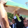 Davutoğlu kurbanların tabutlarını taşıdı