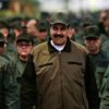Maduro askerlerle yürüyerek gövde gösterisi yaptı Maduro askerlerle yürüyerek gövde gösterisi yaptı