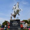 Didim de Atatürk heykelleri boyandı Didim de Atatürk heykelleri boyandı
