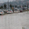 İstanbul'da yollar sular altında: Araçlar mahsur kaldı