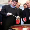 Davutoğlu'ndan vatandaşa aşure ikramı Davutoğlu'ndan vatandaşa aşure ikramı