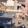 Arnavutköy de yasağa rağmen okul bahçesinde top oynadılar