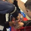 Çocuğun parmağına sıkışan yüzük kesilerek çıkarıldı