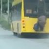 Ukrayna'da yaşlı kadın, toplu taşıma sınırlamasına böyle çözüm buldu Ukrayna'da yaşlı kadın, toplu taşıma sınırlamasına böyle çözüm buldu