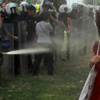 Kırmızılı kadına biber gazı sıkan polise ceza Kırmızılı kadına biber gazı sıkan polise ceza