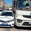 Tırın sıkıştırdığı polis otosunu vatandaşlar kurtardı Tırın sıkıştırdığı polis otosunu vatandaşlar kurtardı