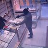 Silahlı soyguncu neye uğradığını şaşırdı!
