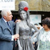 Londra'da Amy Winehouse'un heykeli dikildi