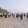 Kuşadası plajları, gönüllü gençler tarafından temizleniyor