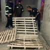 ﻿Ailece asansör boşluğuna düştüler