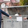 Dalgınlıkla çöpe attı, günlerdir çöp konteynırının önünde nöbet tutuyor Dalgınlıkla çöpe attı, günlerdir çöp konteynırının önünde nöbet tutuyor