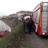 Otomobil dereye uçtu: 3 yaralı Otomobil dereye uçtu: 3 yaralı