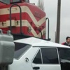 Yolcu treni arabaya çarptı