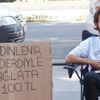 Ağlayandan 10 TL alıyor, ağlatana 100 TL veriyor Ağlayandan 10 TL alıyor, ağlatana 100 TL veriyor