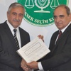 Mustafa Akıncı mazbatasını aldı Mustafa Akıncı mazbatasını aldı