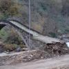 Rize’de yol yaparken tarihi köprüye zarar verildi Rize’de yol yaparken tarihi köprüye zarar verildi