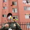 Kolombiya polisinden karantinadaki halka zumba dersi Kolombiya polisinden karantinadaki halka zumba dersi