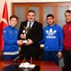 Şampiyonlar Rektör Çomaklı yı ziyaret etti Şampiyonlar Rektör Çomaklı yı ziyaret etti