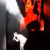 Tarkan eşinin gözlerine bakarak şarkı söyledi