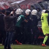 Akhisar - Manisa maçında futbolculara koltuk yağdı! Akhisar - Manisa maçında futbolculara koltuk yağdı!