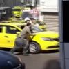 İzmir'de korku dolu anlar! Aracın üzerine çıktı, ortalığı birbirine kattı İzmir'de korku dolu anlar! Aracın üzerine çıktı, ortalığı birbirine kattı