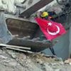 Yıkımda işçinin bayrak hassasiyeti Yıkımda işçinin bayrak hassasiyeti