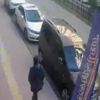 Rüzgar apartman dış cephe kaplamasını kopardı, ölümden kıl payı kurtuldu! Rüzgar apartman dış cephe kaplamasını kopardı, ölümden kıl payı kurtuldu!