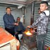 Soğuk havaya karşı soba yakarak müşteri bekliyorlar Soğuk havaya karşı soba yakarak müşteri bekliyorlar