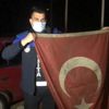 Zabıta memurunun hassasiyeti takdir topladı; Karayolundaki Türk bayrağını yerden kaldırdı Zabıta memurunun hassasiyeti takdir topladı; Karayolundaki Türk bayrağını yerden kaldırdı