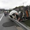 Virajı alamayan beton mikseri devrildi