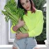 Deniz Akkaya ve kereviz sapları Deniz Akkaya ve kereviz sapları