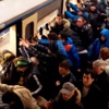 Metroda sıkışan kadın için vagonu salladılar
