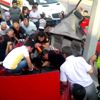 Kontrolden çıkan otomobil aydınlatma direğine çarptı: ... Kontrolden çıkan otomobil aydınlatma direğine çarptı: ...
