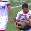 Futbolcular sahaya giren köpeği kucaklayarak çıkardı