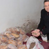 Hayvan yemiyle kaçak ekmek yapılan ahıra zabıta baskını Hayvan yemiyle kaçak ekmek yapılan ahıra zabıta baskını
