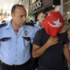 Kafasına Türk bayrağı bağlayıp...