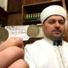 Camide telefonunu şarj edip, para bıraktı Camide telefonunu şarj edip, para bıraktı