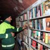Çöpe atılanları topladılar... Temizlik işçilerinin kütüphanesinde 25 bin kitap oldu